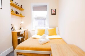 Iron/ironing board, free WiFi - Gloucester-5 Bed Home for Work & Leisure (Gloucester)