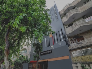 A building with a sign reading "Oyo Townhouse." - Collection O Near Kohat Enclave Metro Station (New Delhi)