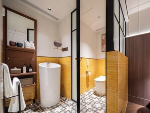 A bathroom with a large sink, a mirror, and a towel rack. - Habo Hotel Shanghai (Shanghai)