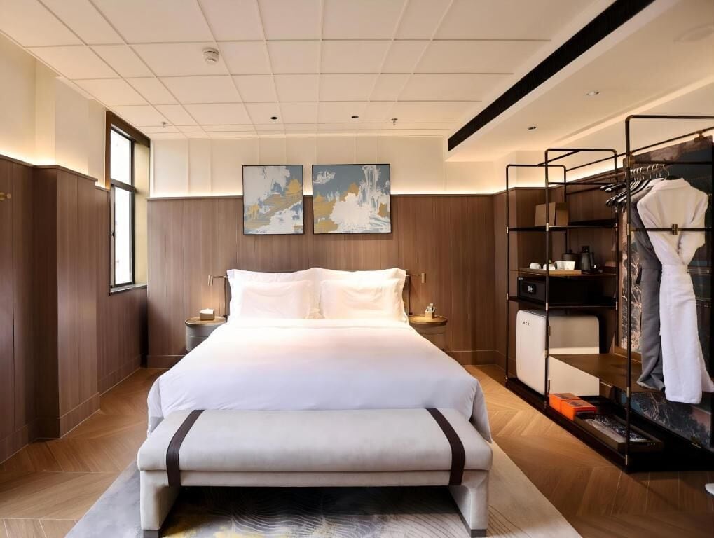 Premium bedding, down duvets, free minibar, in-room safe