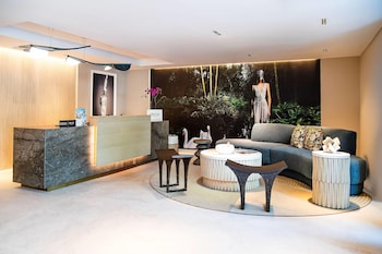 Hotel entrance and lobby at Dolce by Wyndham Miami Beach