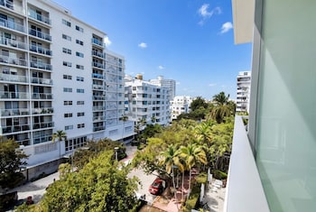 Desk, free cribs/infant beds, free WiFi, bed sheets at Dolce by Wyndham Miami Beach