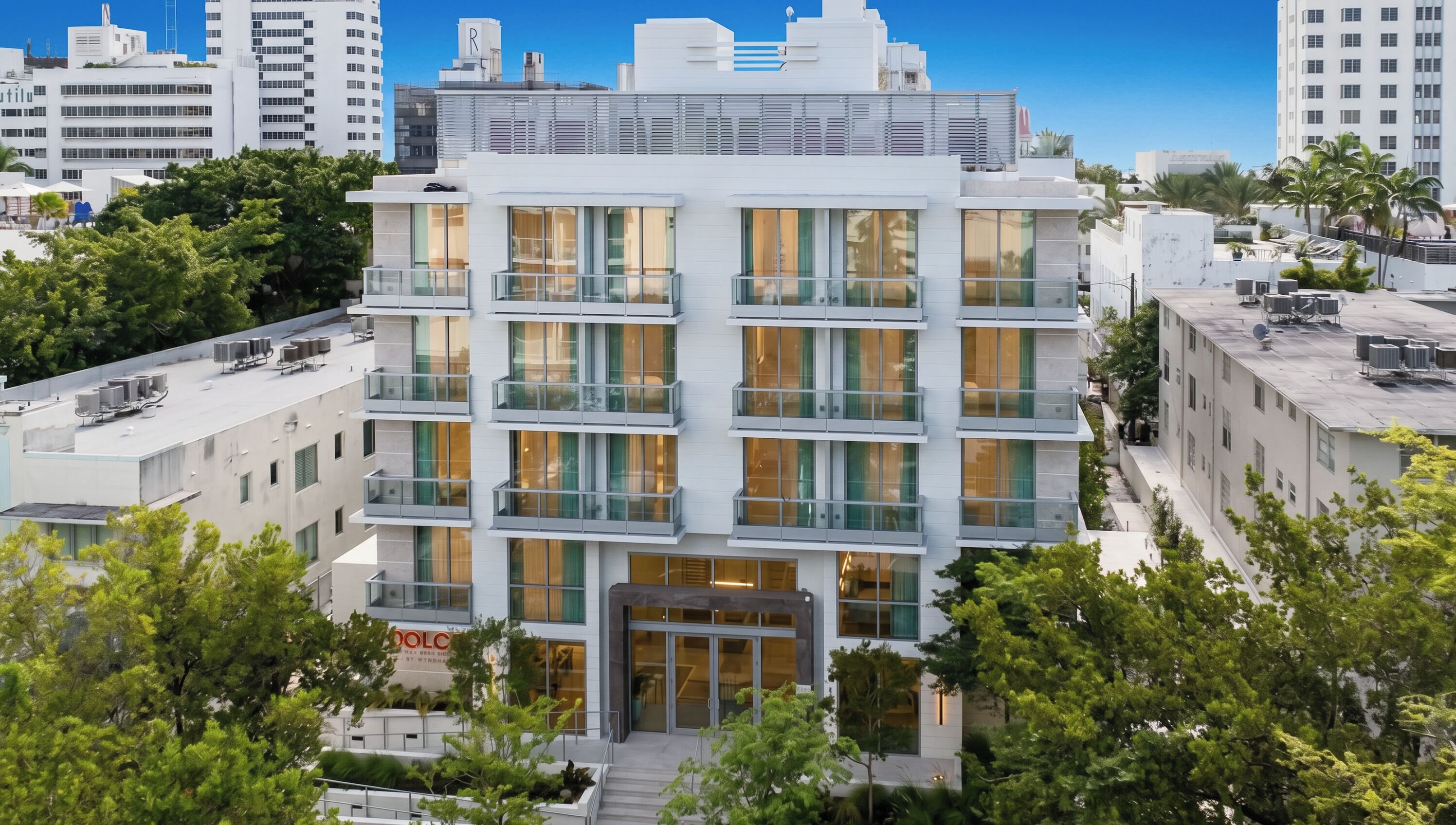 Een meerlaags hotel met een modern ontwerp, voorzien van balkons en grote ramen.