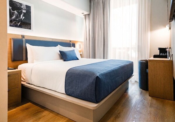 Desk, free cots/infant beds, free WiFi, bed sheets - Dolce by Wyndham Miami Beach (Miami Beach)