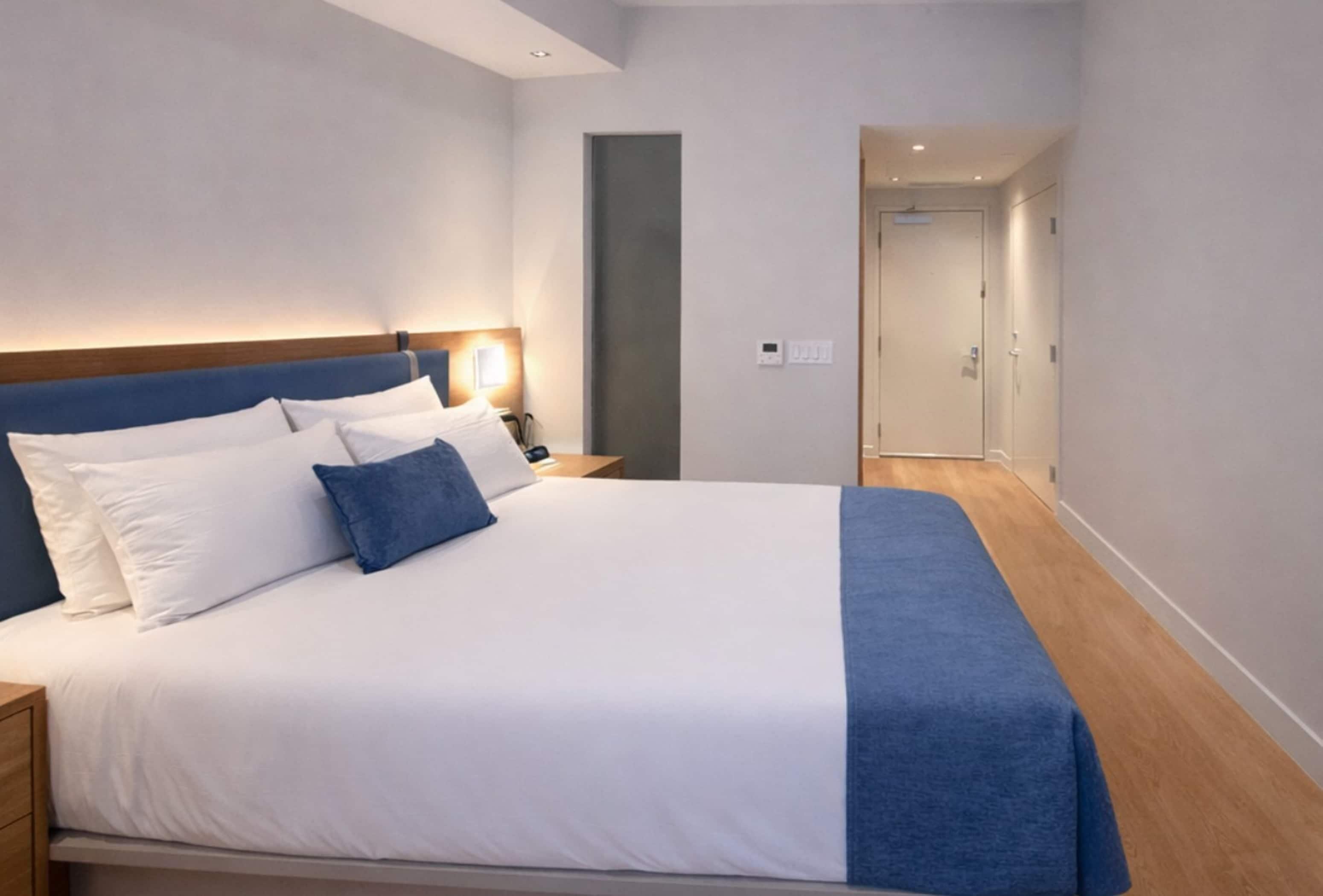 Room, 1 King Bed, Mobility Accessible, Non Smoking (Roll-In Shower) | Desk, cribs (free), WiFi (free), bed sheets