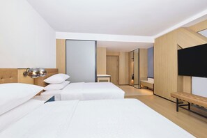 Zimmer, 2 Doppelbetten, Gartenblick