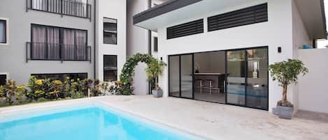 Departamento, 3 habitaciones, con acceso para personas discapacitadas, alberca privada | Alberca | Alberca al aire libre