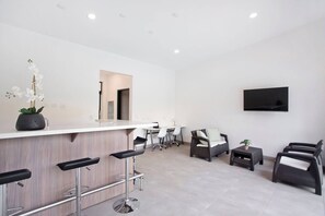 Departamento, 3 habitaciones, con acceso para personas discapacitadas, alberca privada | Sala de estar