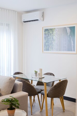 Appartement, 3 chambres, accessible aux personnes à mobilité réduite, piscine privée | Salle à manger