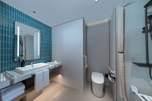 1 King Standard Accessible | Bathroom | Shower, hydromassage showerhead, free toiletries, hair dryer - Holiday Inn Express Suzhou Luzhi Industrial Park by IHG (Suzhou)