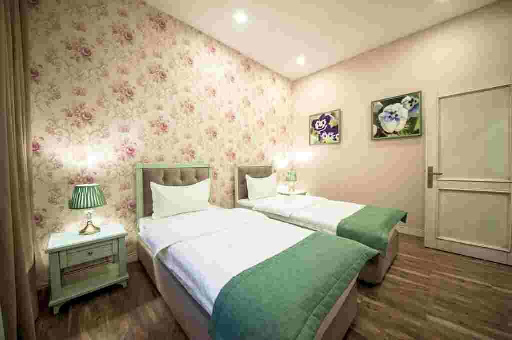 Habitación familiar, balcón, vista a la montaña | Minibar, caja de seguridad en la habitación y cunas gratuitas 