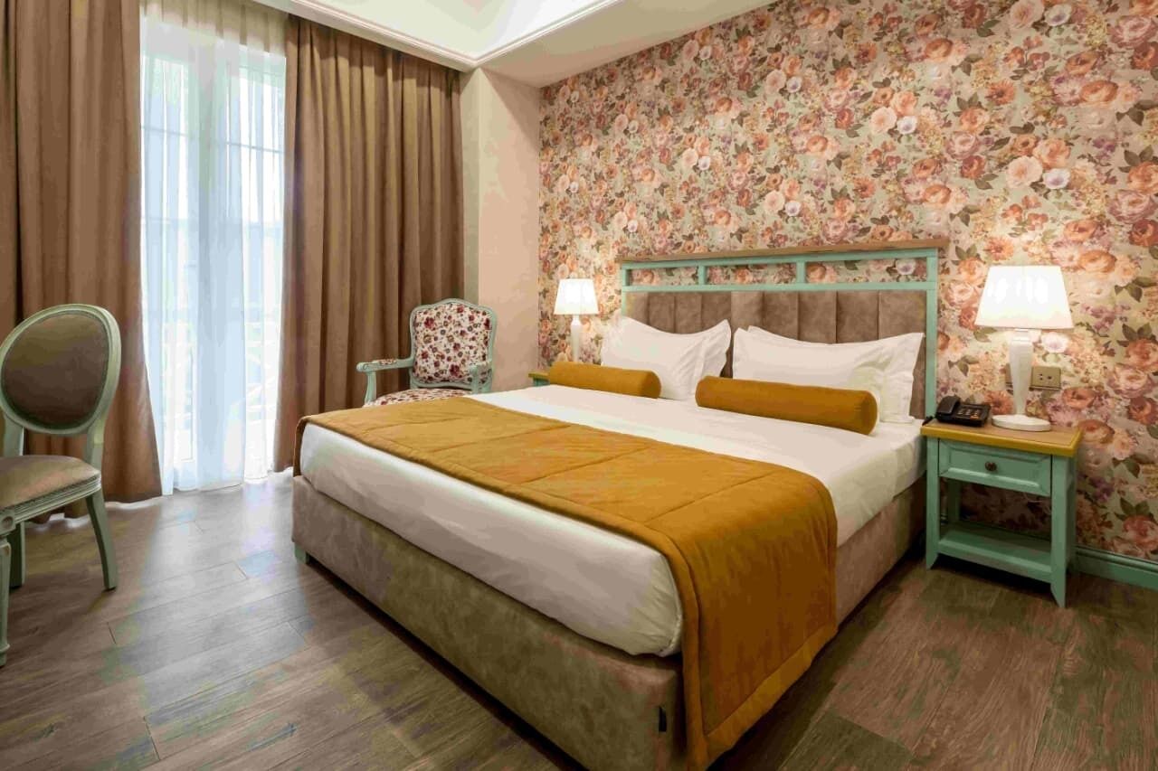 Habitación doble estándar, balcón | Minibar, caja de seguridad en la habitación y cunas gratuitas 