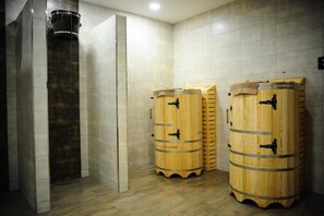 桑拿、热水浴缸、湿蒸房、按摩服务