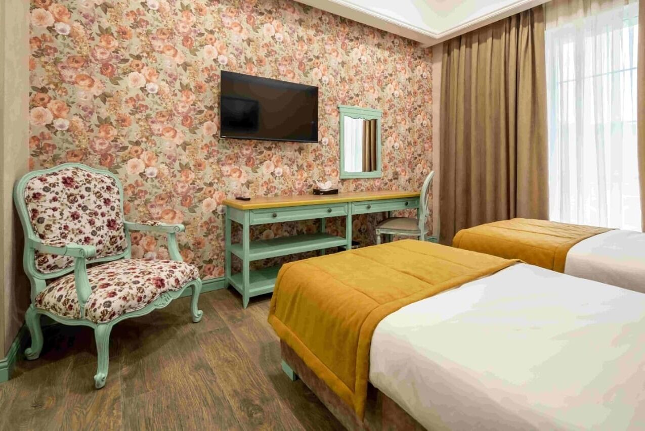 Habitación familiar, vista a la montaña | Minibar, caja de seguridad en la habitación y cunas gratuitas 