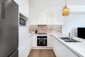 Fridge, microwave, oven, stovetop - Surfside 2BR Townhouse w/ Water Views & Amenities (Gold Coast)