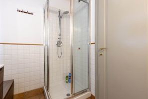 تجهيزات دش، مجففات شعر، مراحيض شطف، مناشف