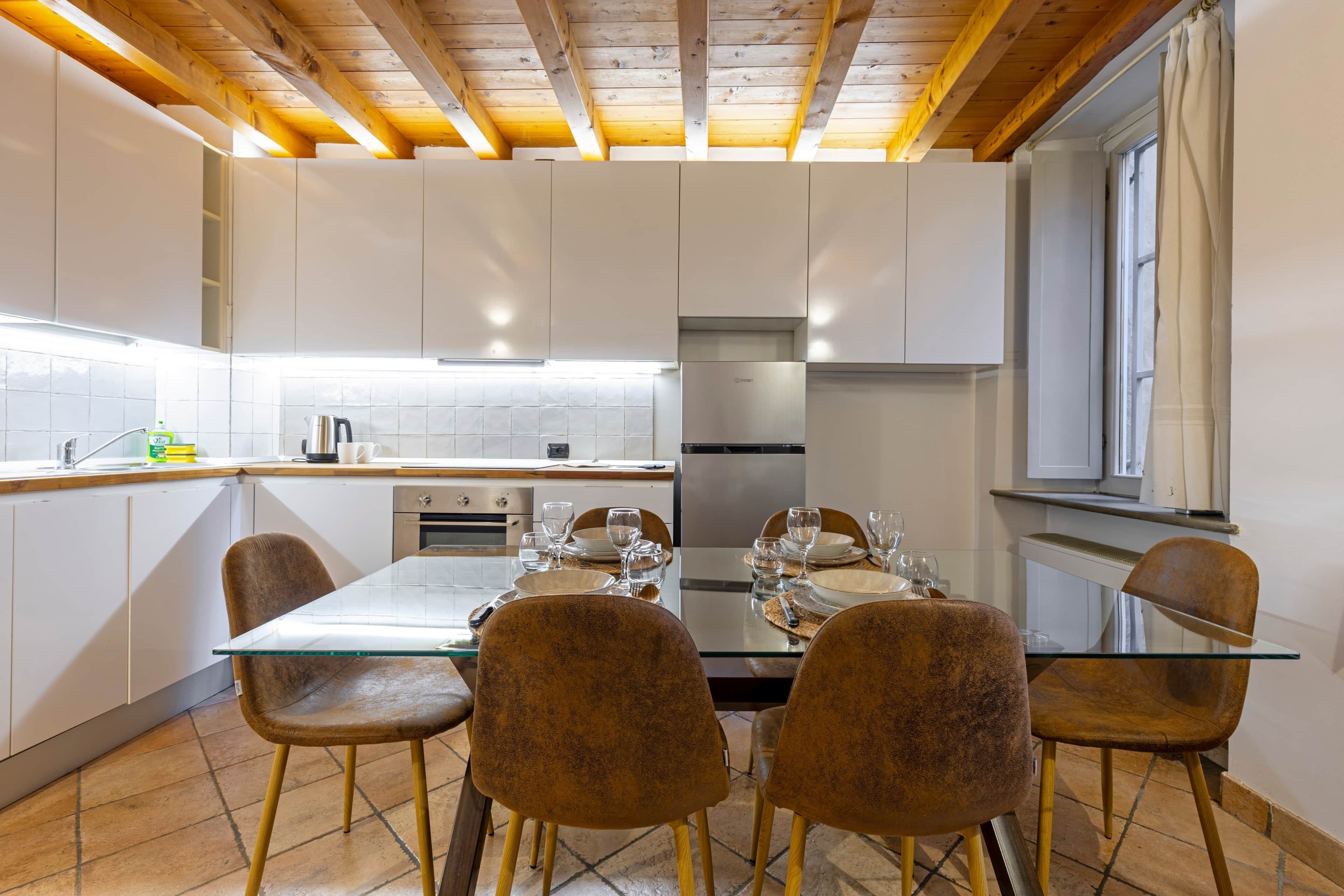 Frigorifero, microonde, forno, piano cottura