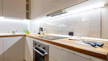 Frigorifero, microonde, forno, piano cottura