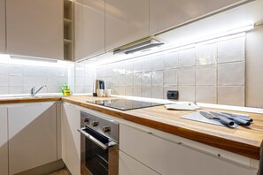 冰箱、微波炉、烤箱、炉灶