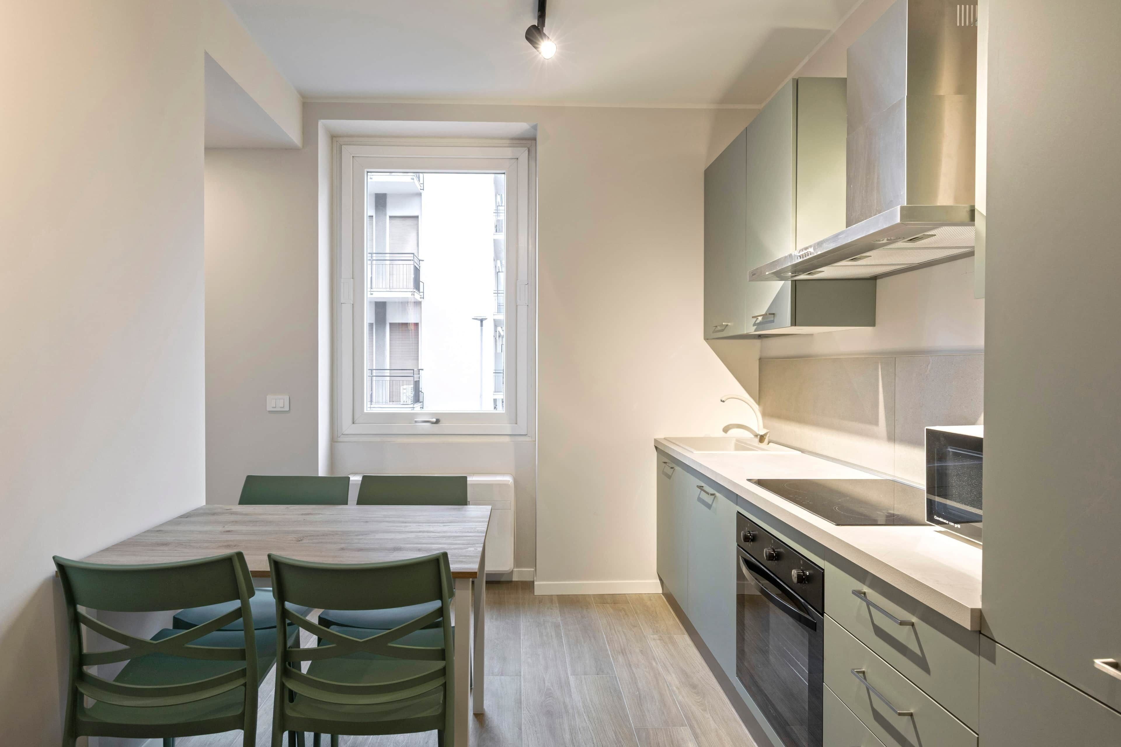 Een koelkast, een magnetron, een oven, een kookplaat