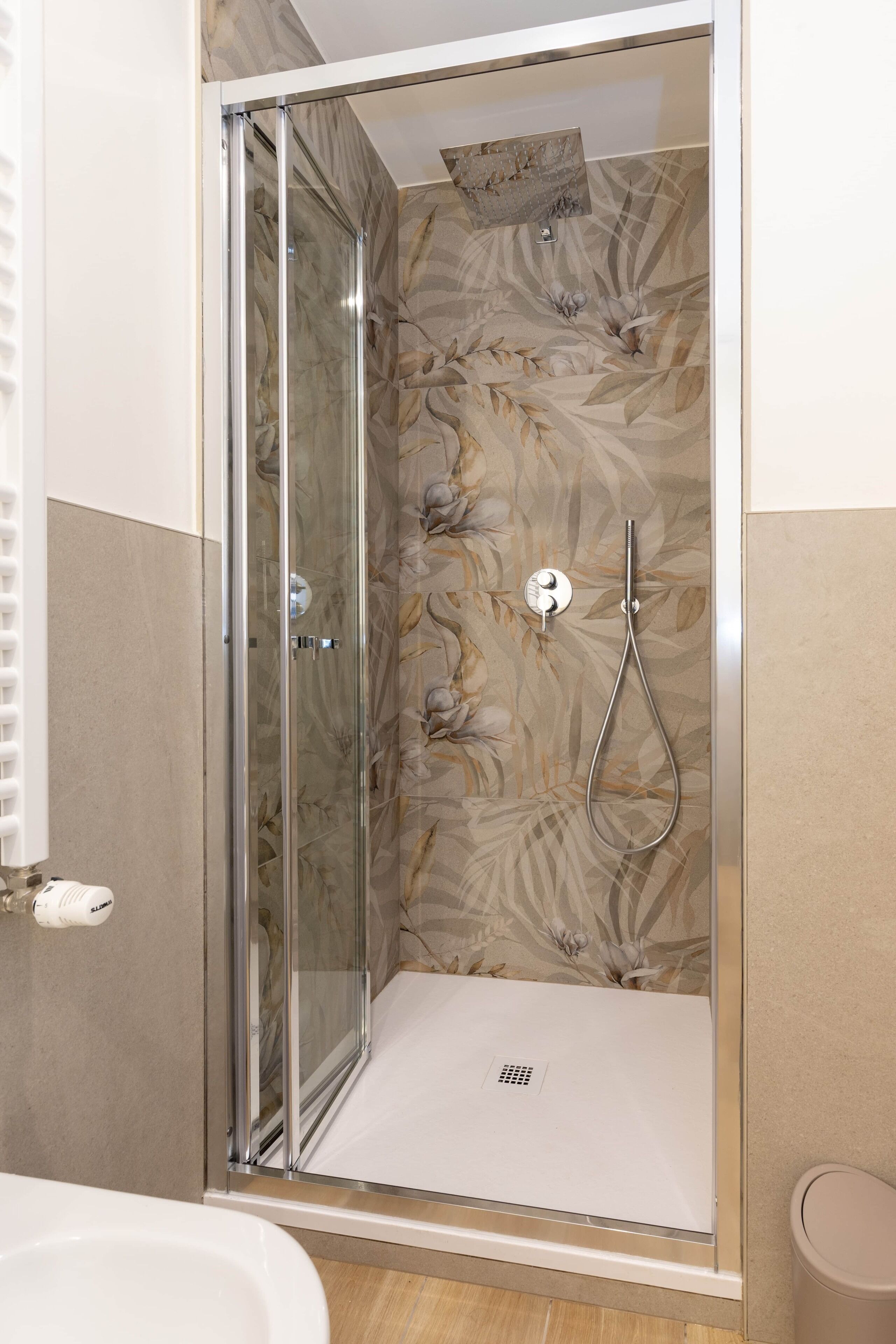 Hårtørrer, bidet, håndklæder