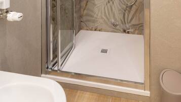 Hårtørrer, bidet, håndklæder