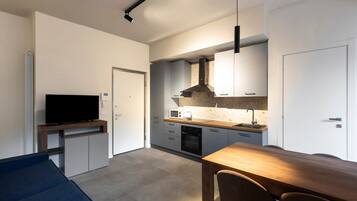 Frigorifero, microonde, forno, piano cottura