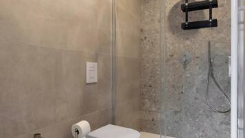 Doccia, asciugacapelli, bidet, asciugamani