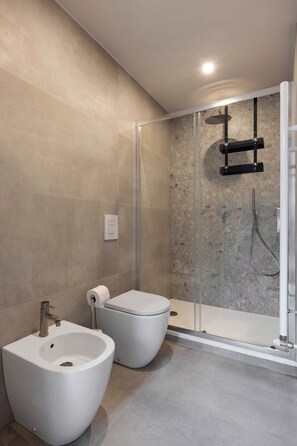 Dusche, Haartrockner, Bidet, Handtücher