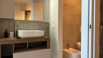 Doccia, asciugacapelli, bidet, asciugamani