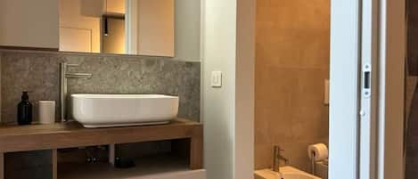 Een douche, een haardroger, een bidet, handdoeken