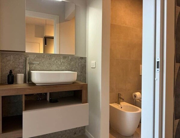 Dusche, Haartrockner, Bidet, Handtücher