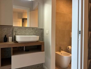Doccia, asciugacapelli, bidet, asciugamani