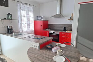 Frigorífico, microondas, horno y placa de cocina