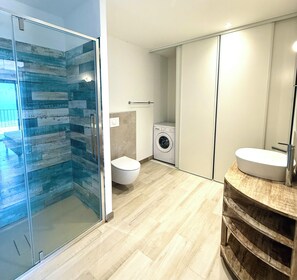 Regadera, secadora de cabello, toallas, jabón 