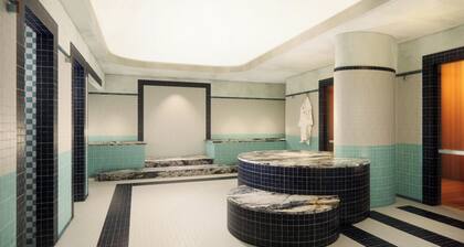 Recess Hotel and Club