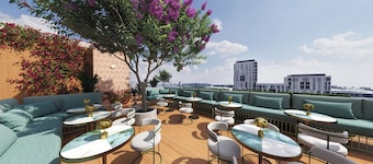 Recess Hotel and Club