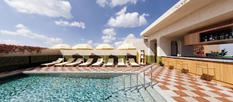 Recess Hotel and Club
