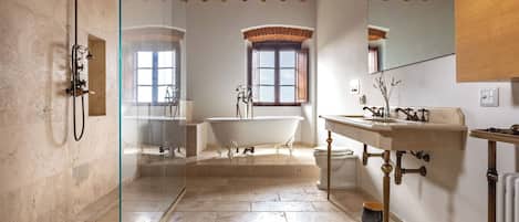 Douche, sèche-cheveux, bidet