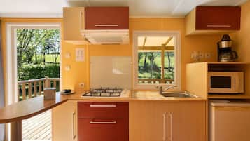 Fridge, microwave, stovetop, coffee/tea maker