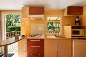 Geladeira, micro-ondas, cooktop, cafeteira/chaleira