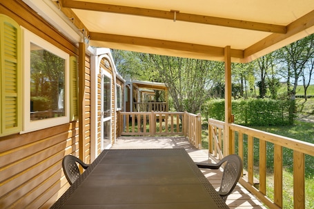 Outdoor dining. Mobile Home '4 Personnes Climatisé' with Shared Pool, Wi-Fi and Air Conditioning