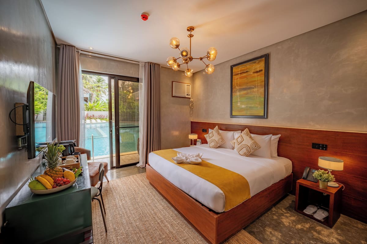 Gunita Poolside King | Minibar, brankas, meja kerja, dan ruang kerja ramah laptop