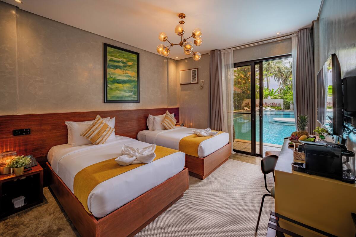 Gunita Poolside Twin | Minibar, brankas, meja kerja, dan ruang kerja ramah laptop