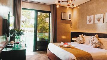 In-room safe, desk, free WiFi