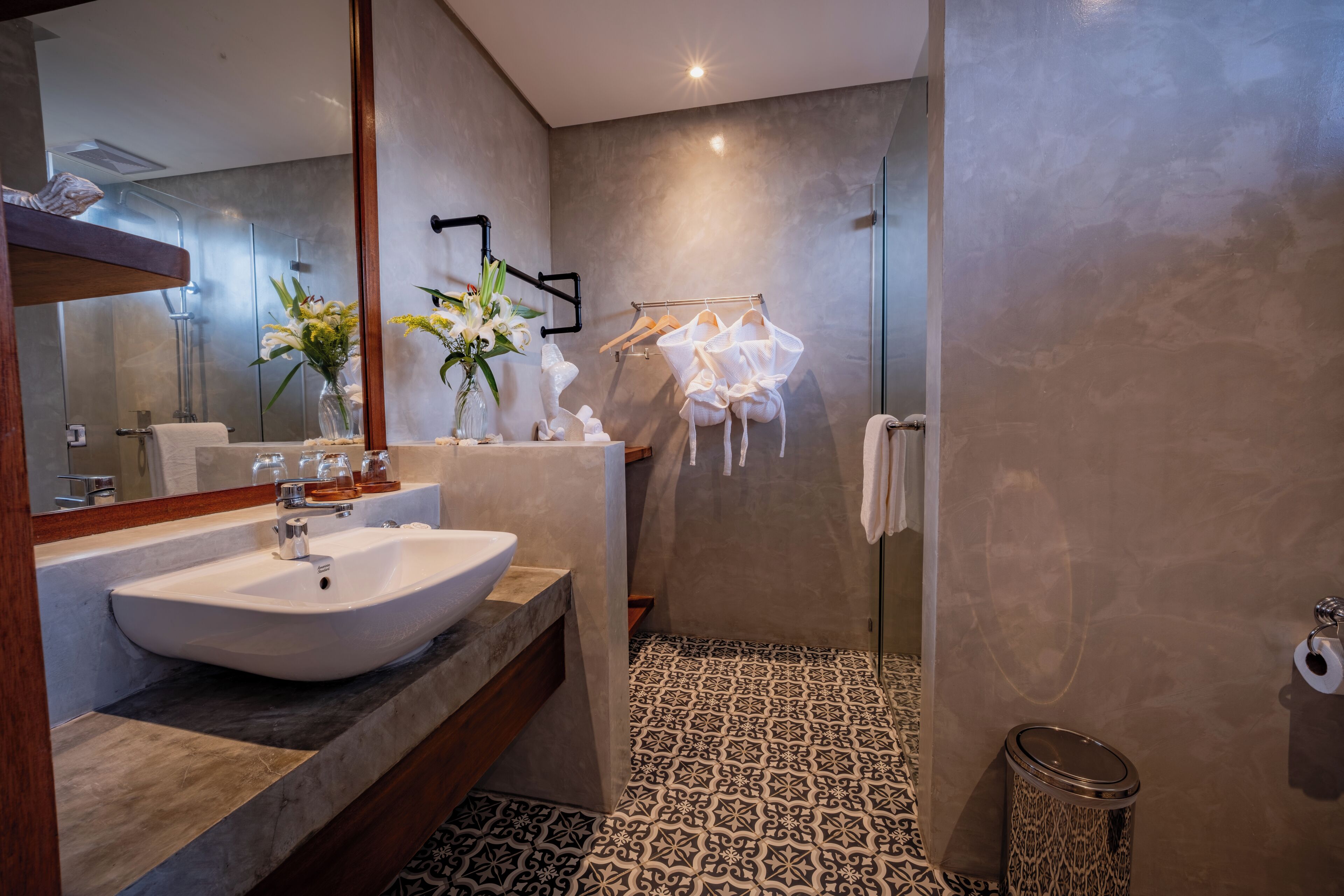 Een douche, een regendouche, badjassen, een bidet