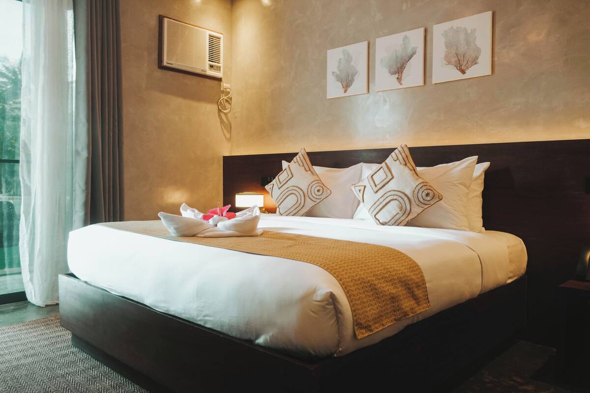 Gunita Poolside King