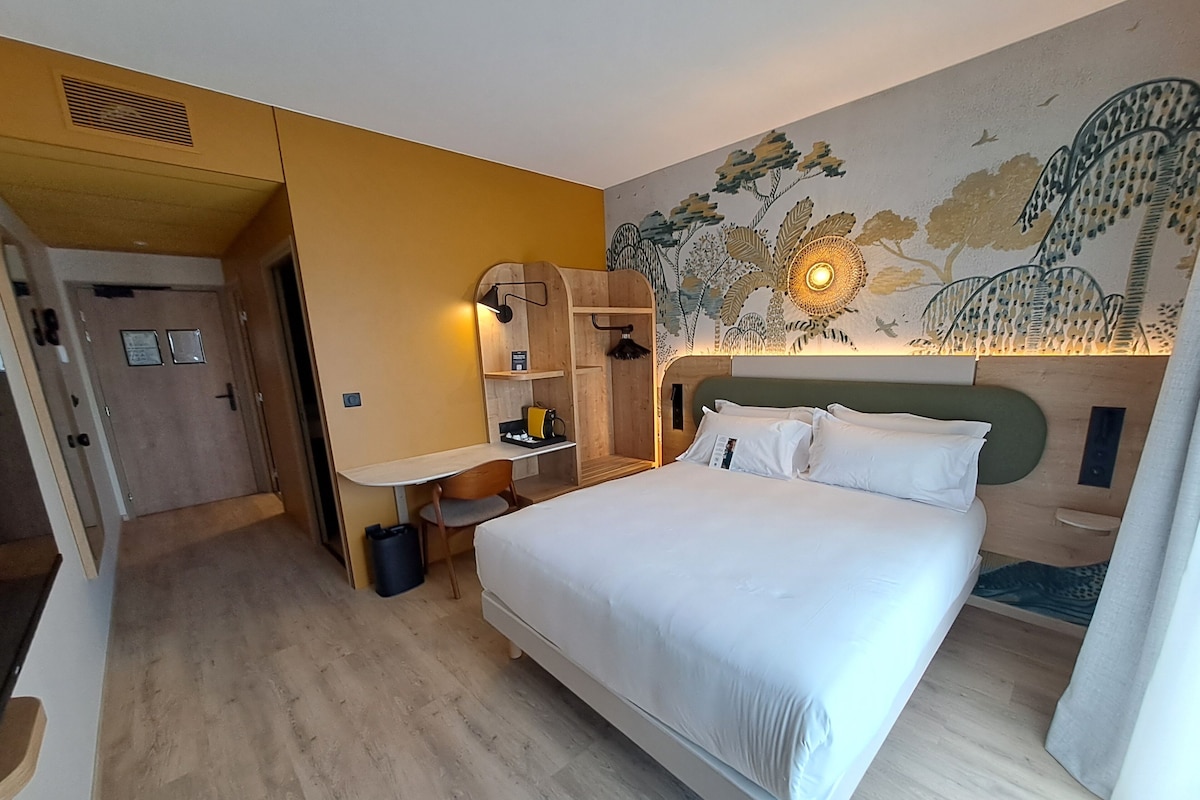 Standard Room, 1 Queen Bed, Balcony | Premium bedding, laptop workspace, blackout drapes, soundproofing