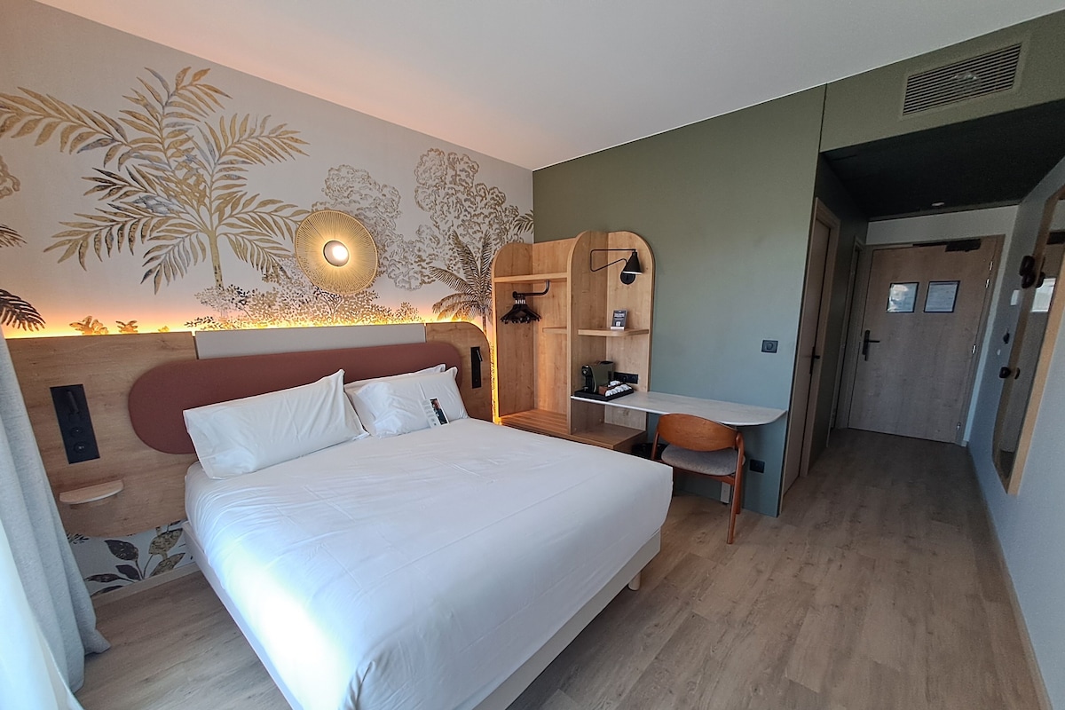 Standard Room, 1 Queen Bed with Sofa bed, Terrace | Premium bedding, laptop workspace, blackout drapes, soundproofing