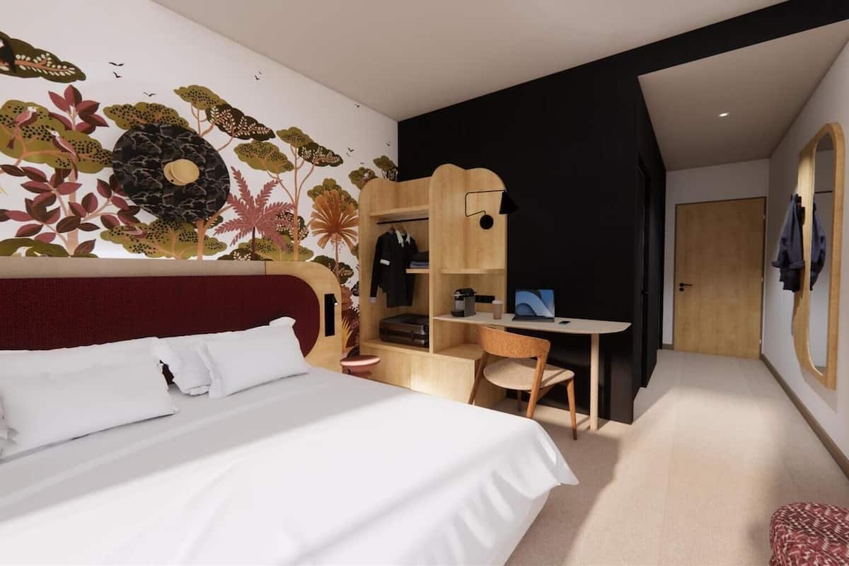 Ropa de cama de alta calidad y espacio para trabajar con laptop 